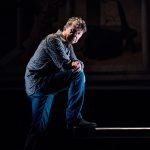 « Comme vider la mer avec une cuiller » de et avec Yannick Jaulin, au Théâtre des Bouffes du Nord