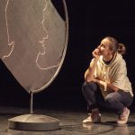 [Plateaux Marionnettes] « COUTURE(S) », De fil en aiguille, un théâtre documentaire sur le touchant besoin de transmission d’un art autrefois domestique