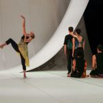[Avignon OFF] « HEAR EYES MOVE Dances with Ligeti », la chorégraphe Elisabeth Schilling mêle danse et musique vers une nouvelle partition artistique
