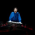 [Festival d’Automne] « HURLULA » une étonnante performance du cri, puissamment porté par la comédienne Flora Détraz