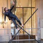 [Les Hivernales Avignon] « GLISSEMENT » de Johan Bichot, l’art « d’être » dans sa verticalité, à la croisée de la danse et du cirque, une création éthérée
