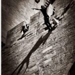 « Création Olympiade Culturelle – BÂTISSEURS DE RÊVES ATHOMIQUES ! » ANTOINE LE MENESTREL et ses lézards bleus sur le mur du Palais des Papes