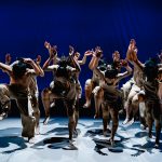 [Avignon OFF] « ∞ ‒ INFINITY LOOP », Kuo Shin Chuang révèle la puissance de la danse du peuple Pangcah de Taïwan, des gestes fraternels et percutants dans le cycle de la vie